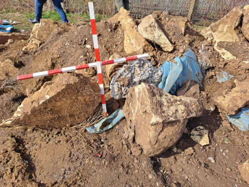Fig. 1. Sarcofag roman distrus în momentul săpării unei gropi de mormânt contemporan.